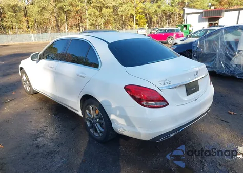 2016 Mercedes-Benz C 300 4Matic z USA, uszkodzony, nr VIN 55SWF4KB1GU115389